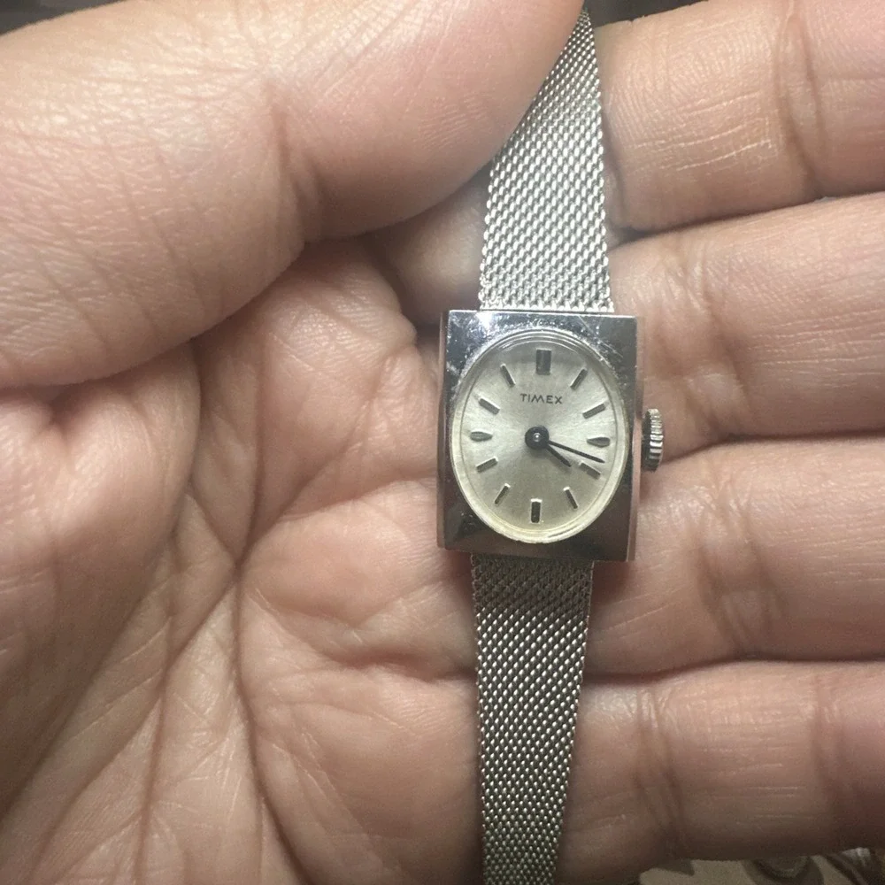 Working Vintage Timex Ladies Silver Dainty Watch Manual Wind Mesh Band 17mm 7in
